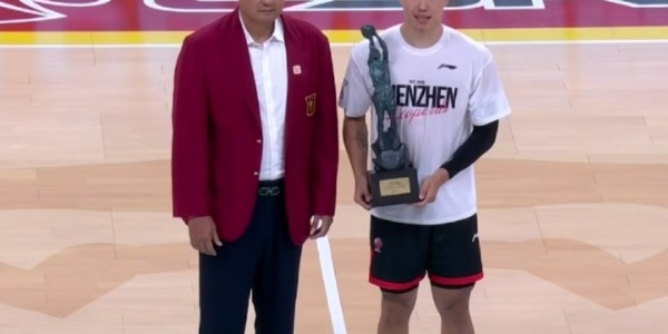 乐鱼leyu-历史首次同队包揽！贺希宁领MVP奖杯 史密斯领最佳国际球员奖杯
