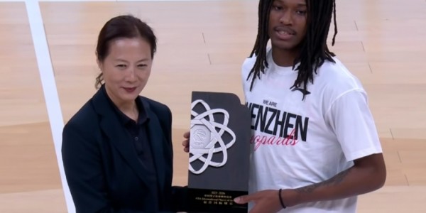 乐鱼leyu-历史首次同队包揽！贺希宁领MVP奖杯 史密斯领最佳国际球员奖杯